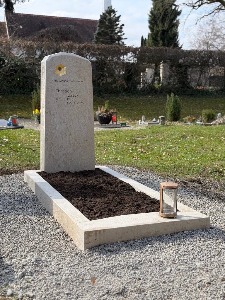 Gestalteter Grabstein G 482 mit integrierter Glas-Einlage — STOI Steinmetzwerkstatt Kempten