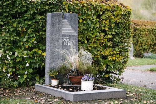 Blaugrauer Granit-Grabstein mit aufsteigendem Stufenmotiv in Sandstrahlung von STOI
