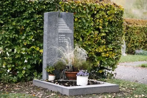 Blaugrauer Granit-Grabstein mit aufsteigendem Stufenmotiv in Sandstrahlung von STOI