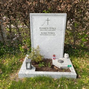 Schlichter Grabstein aus hellem Naturstein mit eingraviertem Kreuz als Doppelgrab-Grabmal
