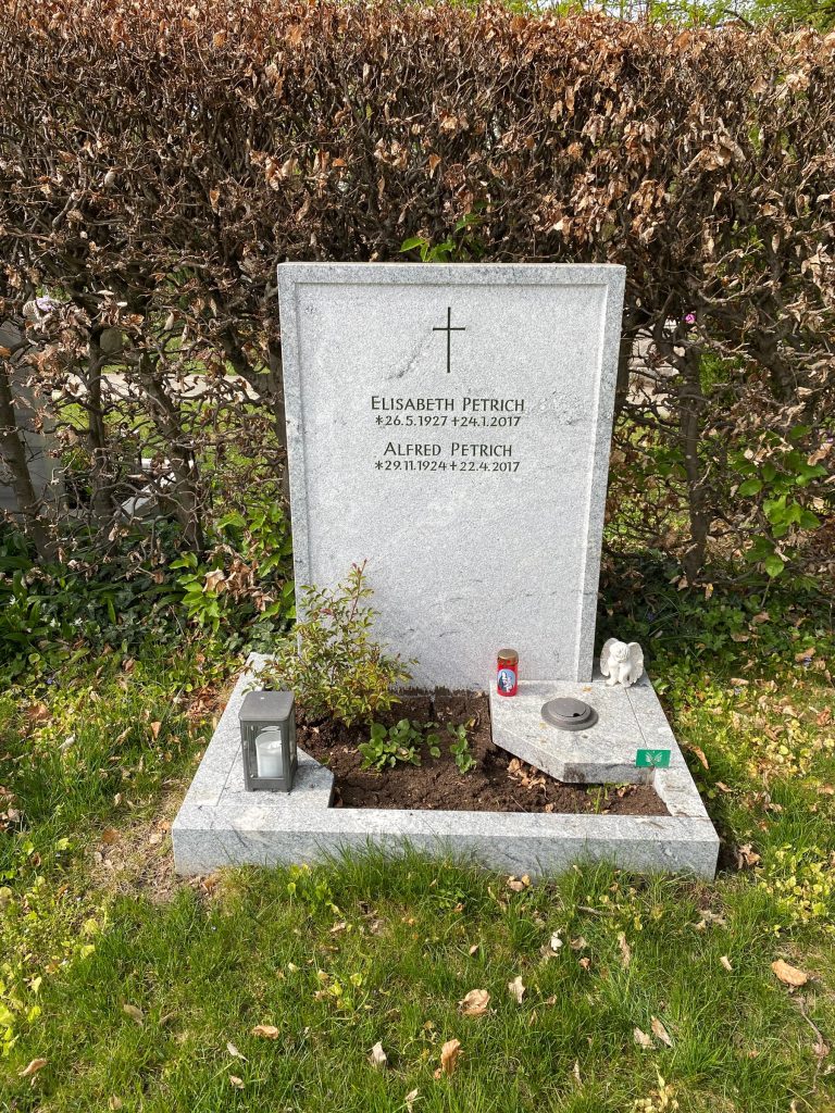 Schlichter Grabstein aus hellem Naturstein mit eingraviertem Kreuz als Doppelgrab-Grabmal
