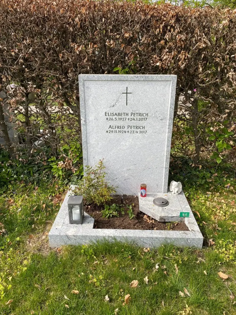 Schlichter Grabstein aus hellem Naturstein mit eingraviertem Kreuz als Doppelgrab-Grabmal