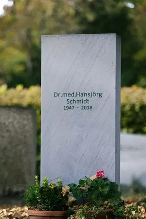 Lichter Kalkstein-Grabstein mit grüner Schriftgravur in aufrechter Form – handwerklich von STOI Steinmetzwerkstatt