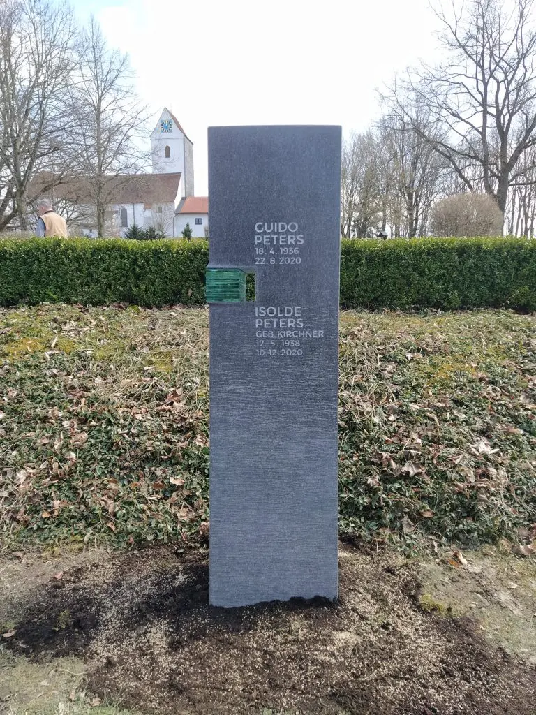 Grabstein G 512 mit Glasscheiben-Würfelelement — STOI Steinmetzwerkstatt Kempten