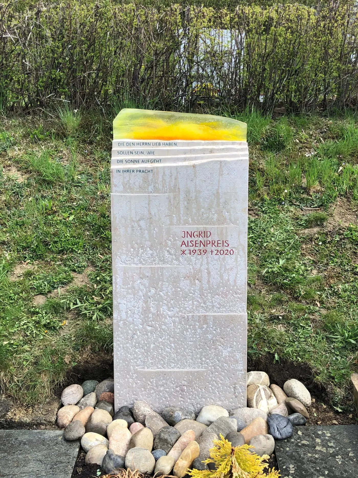 G 514 | schöner Grabstein Grabmal handwerklich bearbeitet | gelbes Glaselement als Symbol für die Sonne und Spruch abtreppung – Ansicht 3