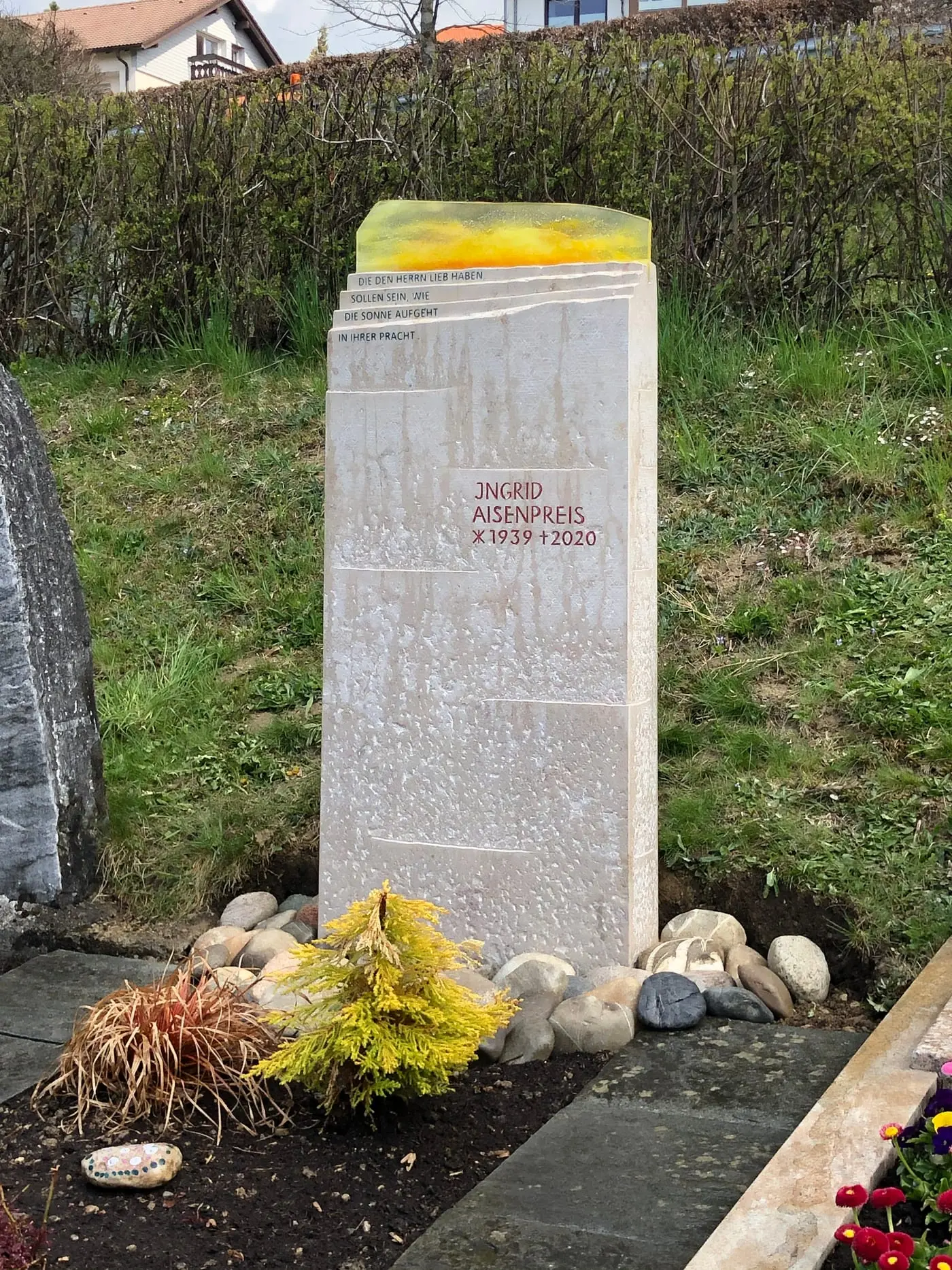 G 514 | schöner Grabstein Grabmal handwerklich bearbeitet | gelbes Glaselement als Symbol für die Sonne und Spruch abtreppung – Ansicht 4