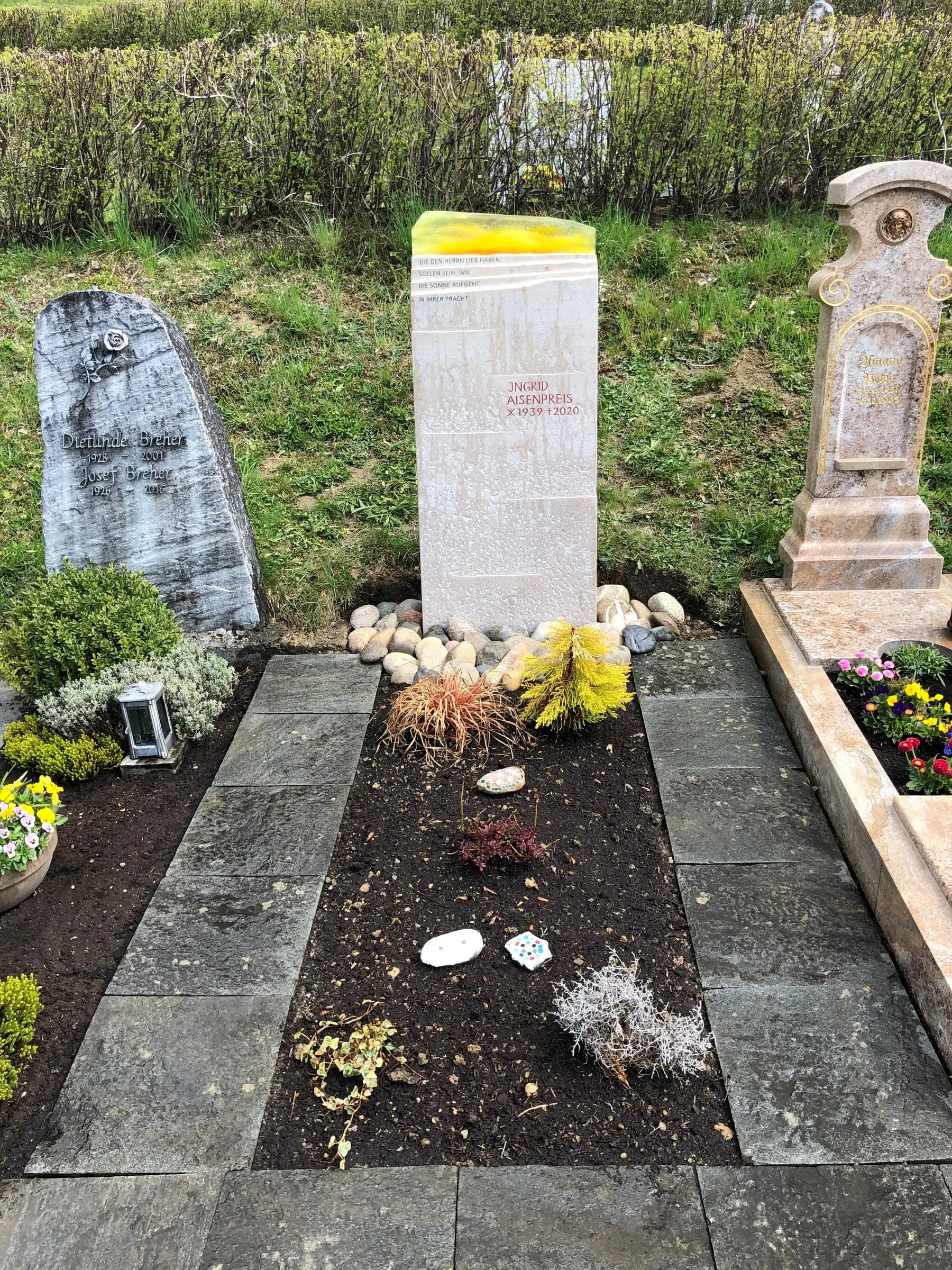 G 514 | schöner Grabstein Grabmal handwerklich bearbeitet | gelbes Glaselement als Symbol für die Sonne und Spruch abtreppung