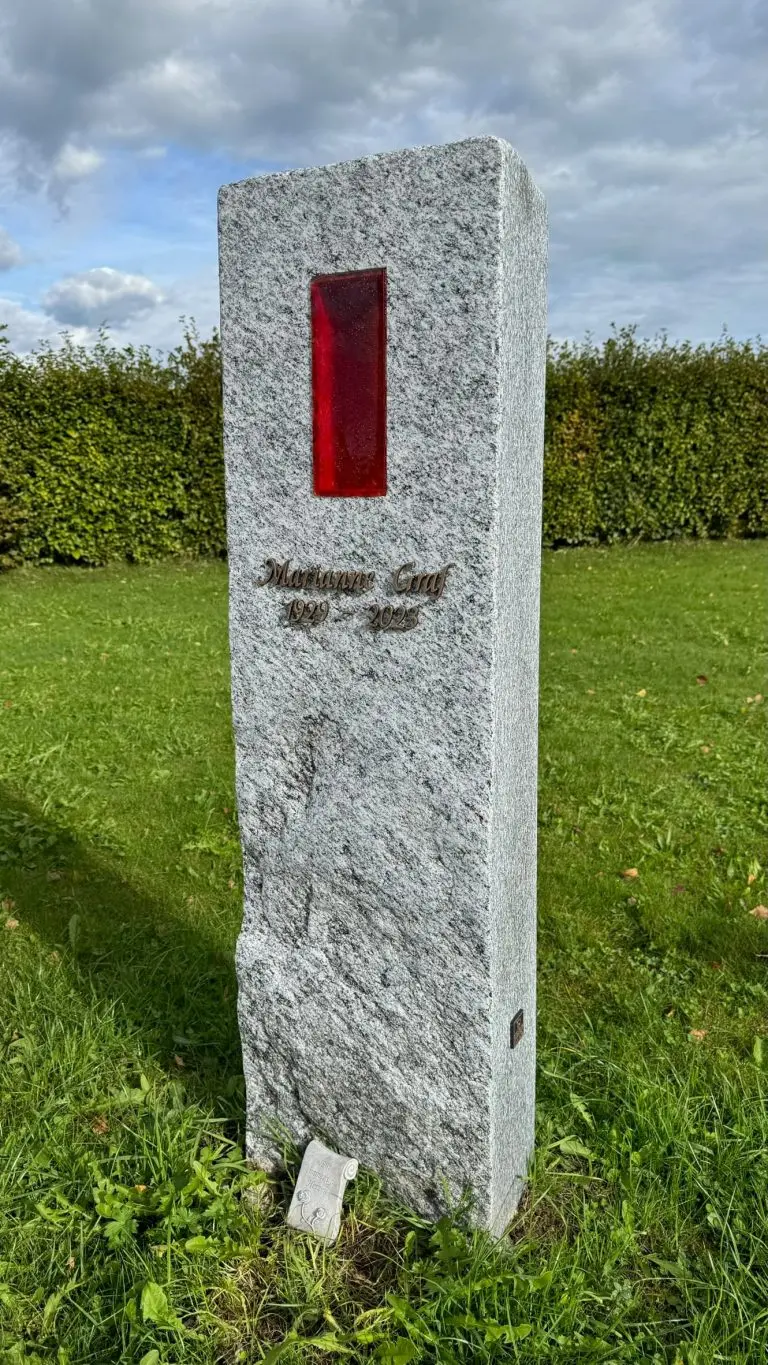 G 516 Gestalteter Grabstein Granit-Stele mit leuchtendem rotem Glas-Einsatz – STOI Steinmetzwerkstatt
