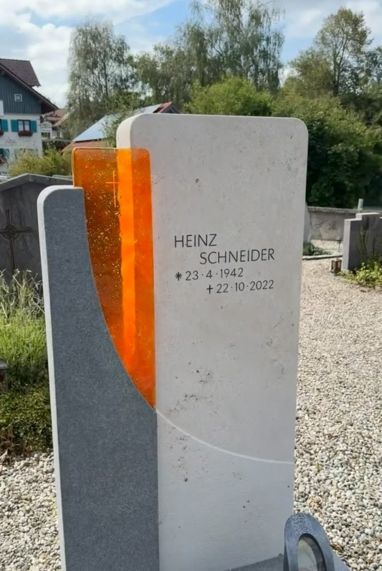 Heller Naturstein-Grabstein mit eigenständigem leuchtendem Orange-Glas-Panel als künstlerisches Design-Element