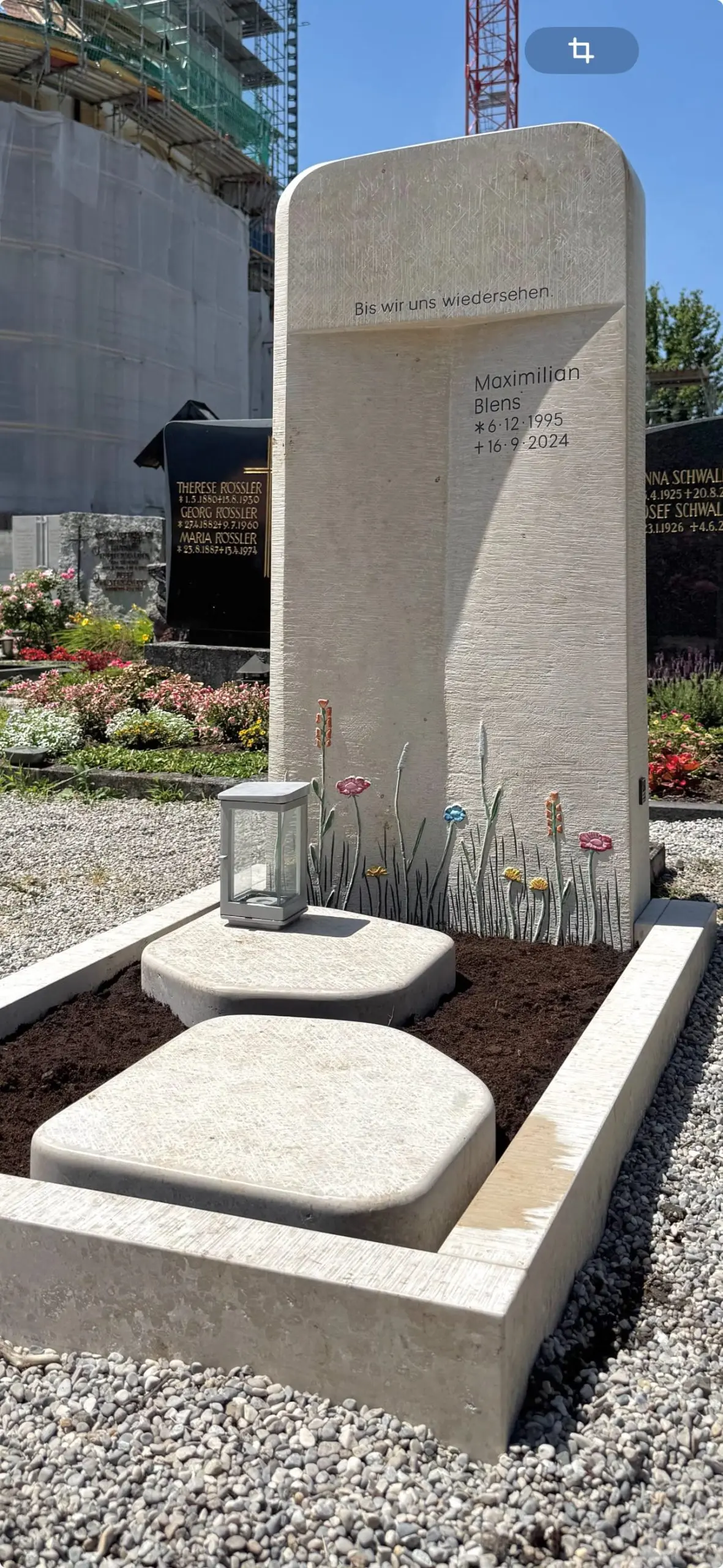 Helle Kalkstein-Stele mit farbig gestaltetem Blumenwiesenmotiv in Gelb, Rot und Rosa, STOI Steinmetzwerkstatt – Ansicht 2