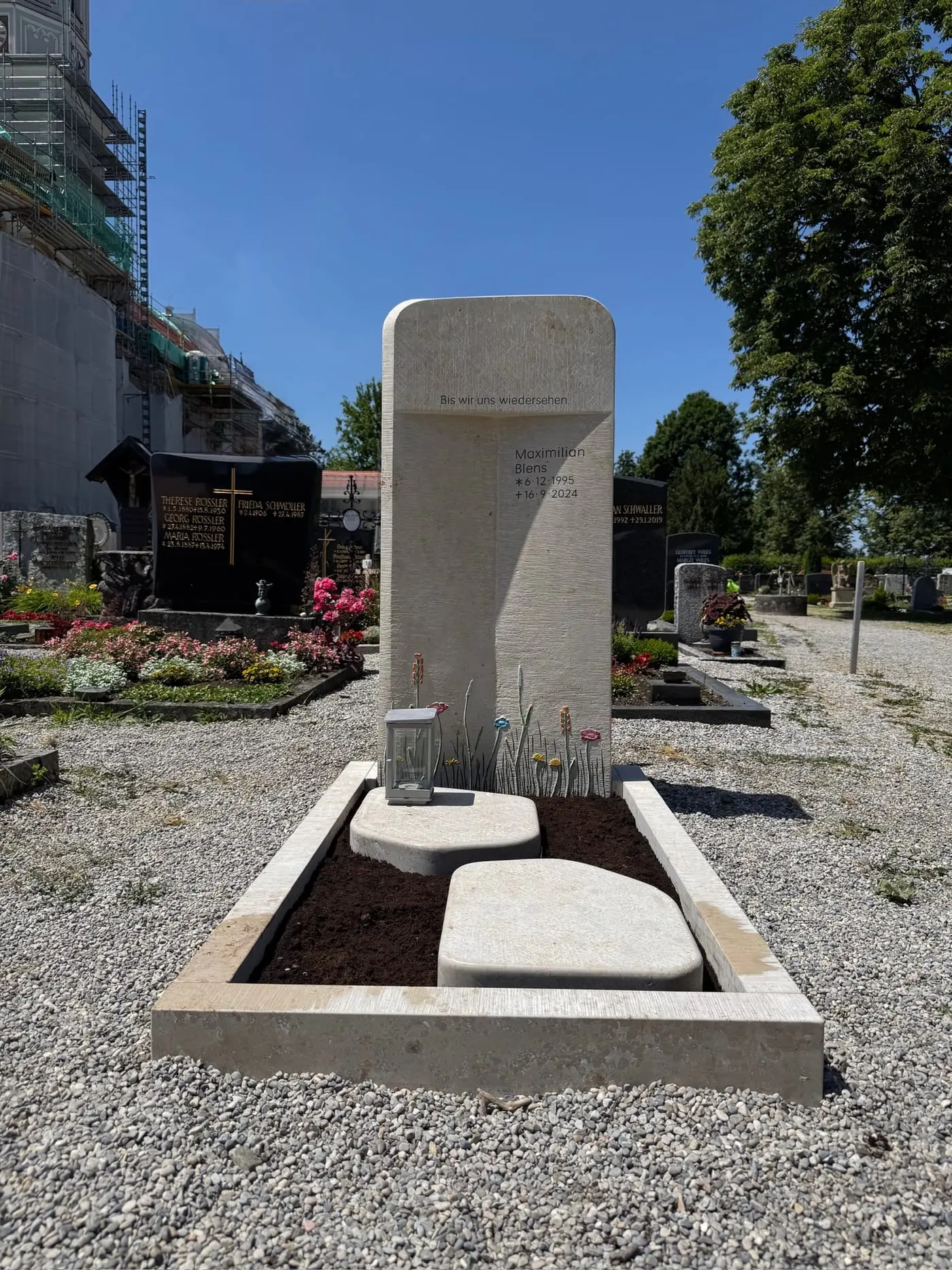 Helle Kalkstein-Stele mit farbig gestaltetem Blumenwiesenmotiv in Gelb, Rot und Rosa, STOI Steinmetzwerkstatt – Ansicht 3