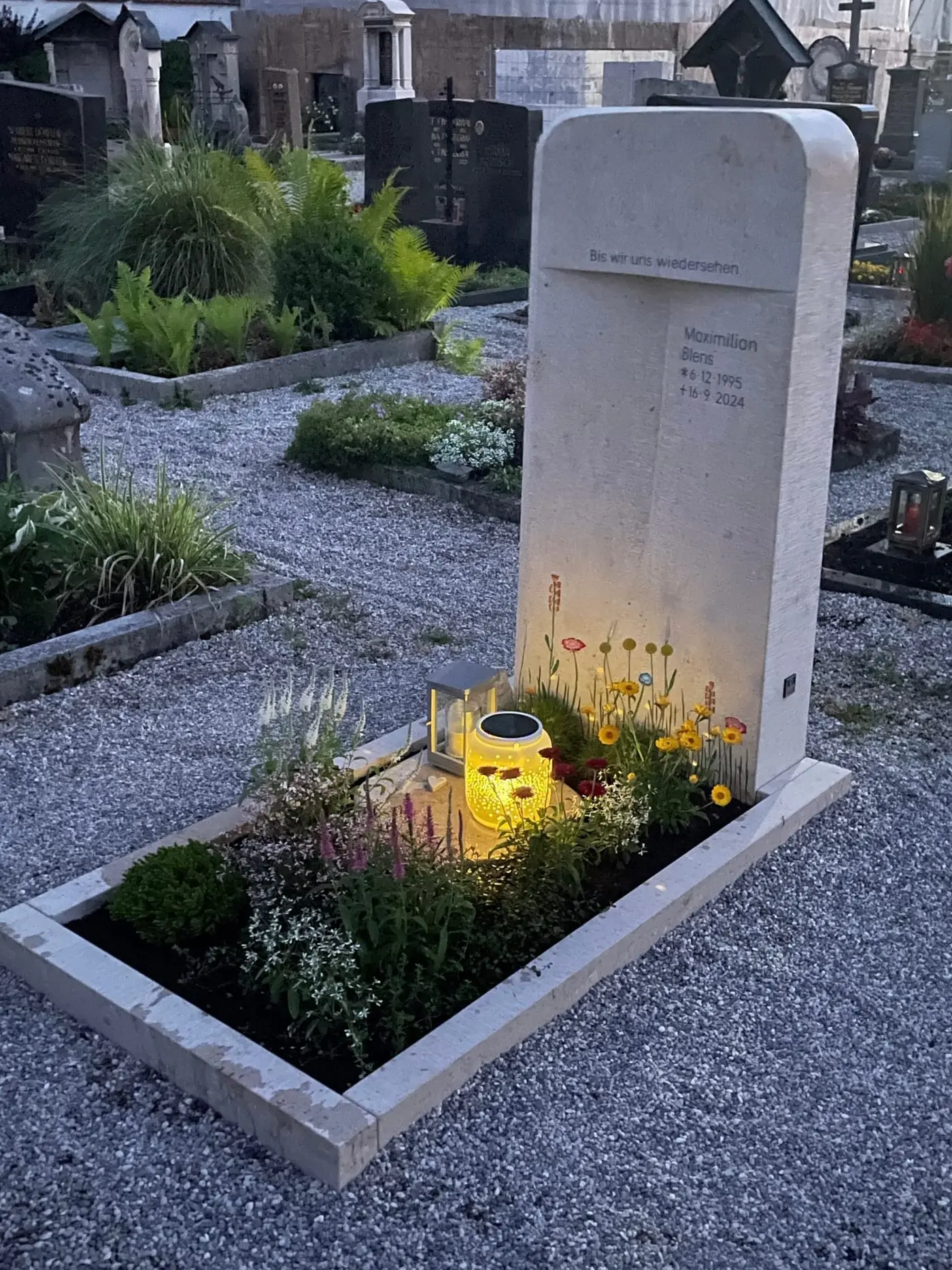 Helle Kalkstein-Stele mit farbig gestaltetem Blumenwiesenmotiv in Gelb, Rot und Rosa, STOI Steinmetzwerkstatt – Ansicht 4