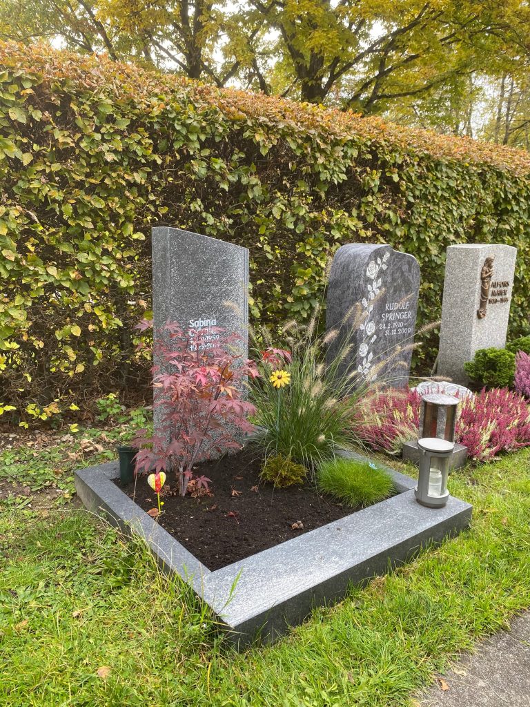 Handwerklich bearbeiteter Anthrazit-Granit-Grabstein mit lebendiger Oberflächentextur von STOI Steinmetzwerkstatt