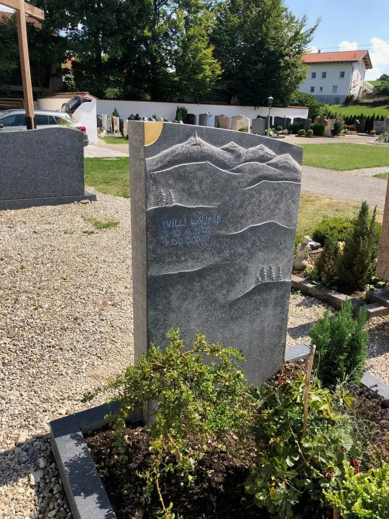 Flacher Granit-Liegestein mit handgraviertem Bergpanorama, Tannen und Gipfeln, STOI Steinmetzwerkstatt