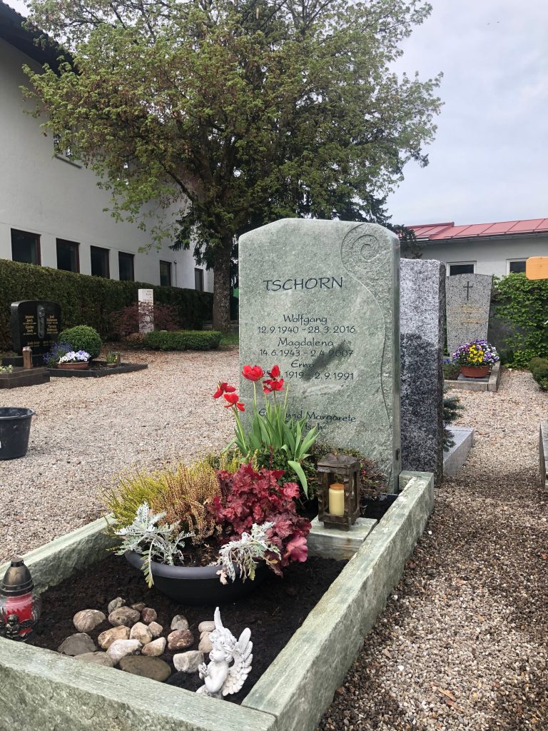 Grabstein aus Naturstein mit handwerklich graviertem Schnörkel-Ornament