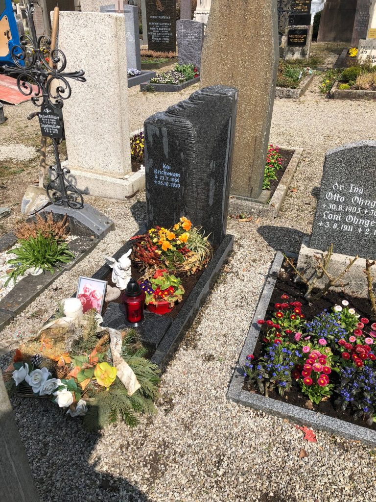 Grabmal aus dunkelgrauem Granit, handwerklich bearbeitet