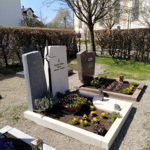 G 813 Gestalteter Grabstein aus hellem Naturstein mit Metallkreuz zweiteilig – STOI Steinmetzwerkstatt