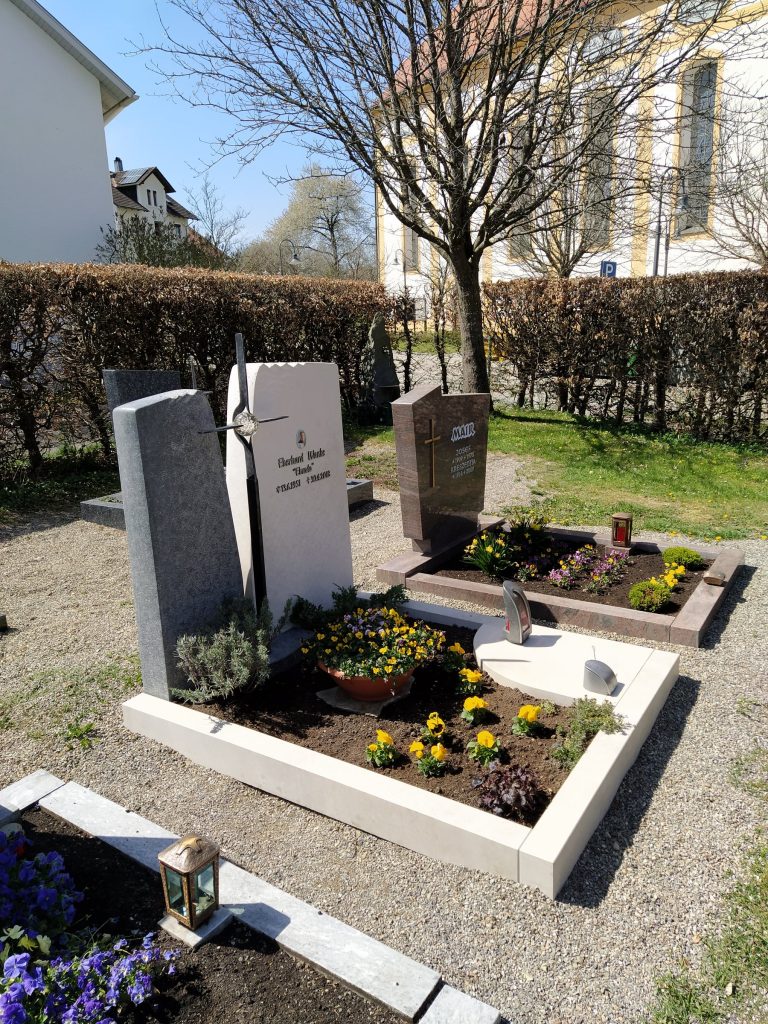 G 813 Gestalteter Grabstein aus hellem Naturstein mit Metallkreuz zweiteilig – STOI Steinmetzwerkstatt
