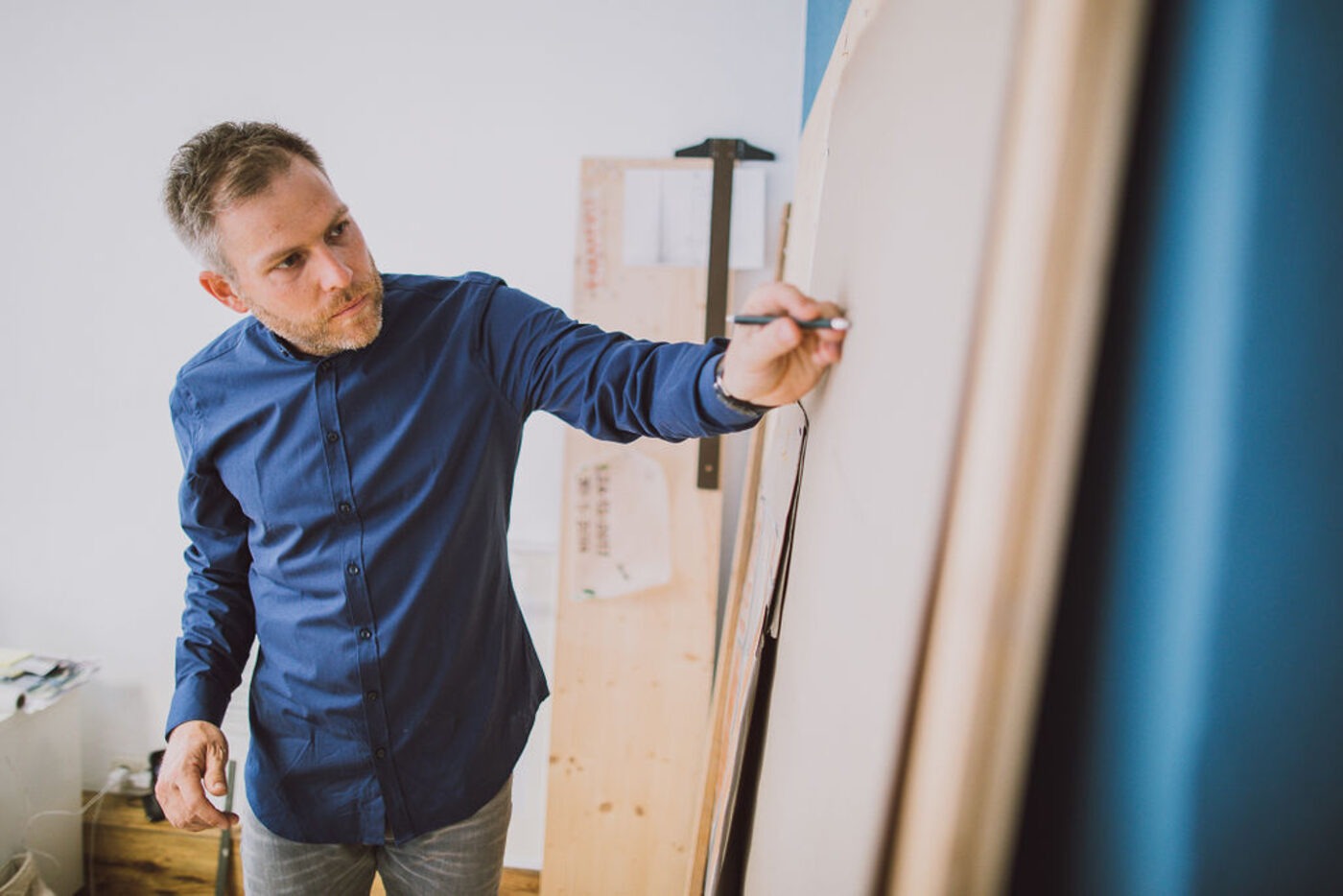 Entwurf eines Grabmals wird in Originalgr&ouml;&szlig;e auf Papier gezeichnet