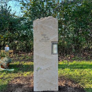 H 835 | Grabstein mit Bergpanorama und Fahrrad-Motiv – Naturstein handwerklich