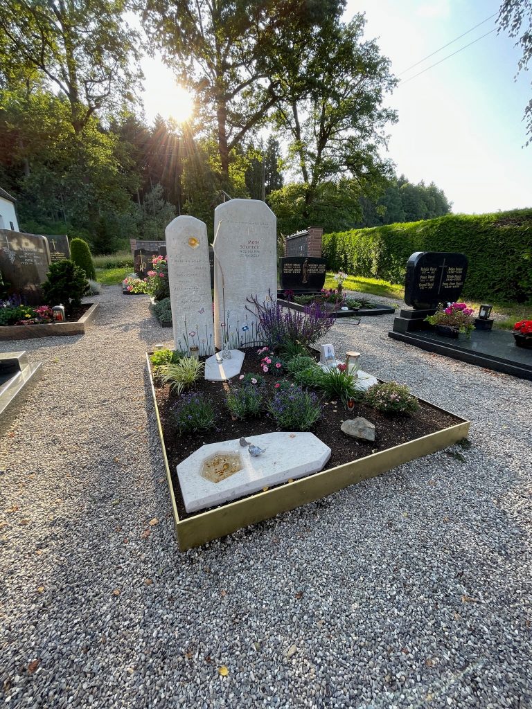 Zweiteiliger Kalkstein-Grabstein mit Lichtdurchbruch und vergoldeten Akzenten