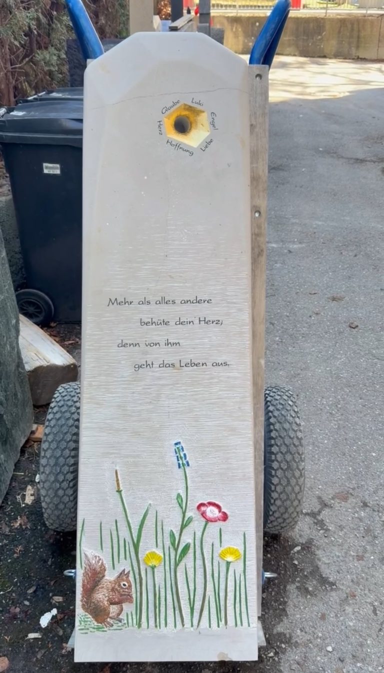 Helle Kalkstein-Stele mit handgemalter Blumenwiese, Eichhörnchen-Motiv und kalligraphischem Lebensspruch