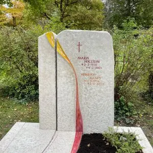 Heller Kalkstein-Grabstein mit goldener Schriftgravur und dekorativem Kreuz von STOI Steinmetzwerkstatt