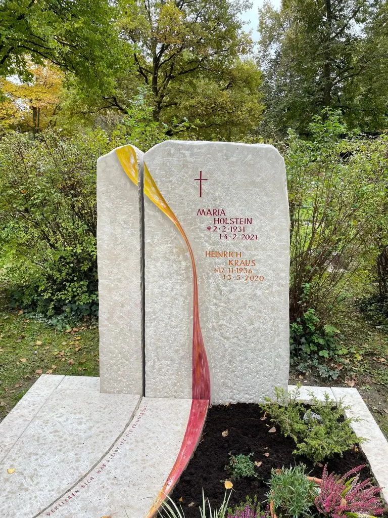 Heller Kalkstein-Grabstein mit goldener Schriftgravur und dekorativem Kreuz von STOI Steinmetzwerkstatt