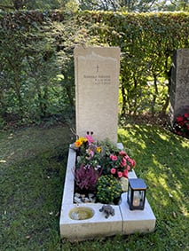 Heller Kalkstein-Grabstein mit freistehendem Kreuz aus Naturstein und Spaltbruch von STOI