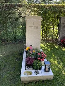 Heller Kalkstein-Grabstein mit freistehendem Kreuz aus Naturstein und Spaltbruch von STOI