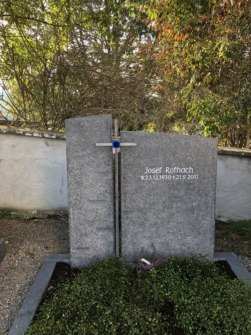 H 135 | schöner besonders handwerklich bearbeiteter Grabstein Grabmal Kreuz | Steinmetzwerkstatt Kempten Allgäu