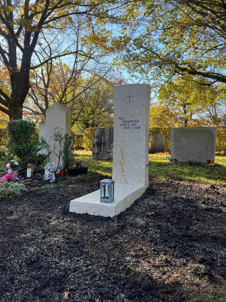 H 141 | Handwerklicher Grabstein mit eingraviertem Kreuz – Jura-Kalkstein naturbelassen