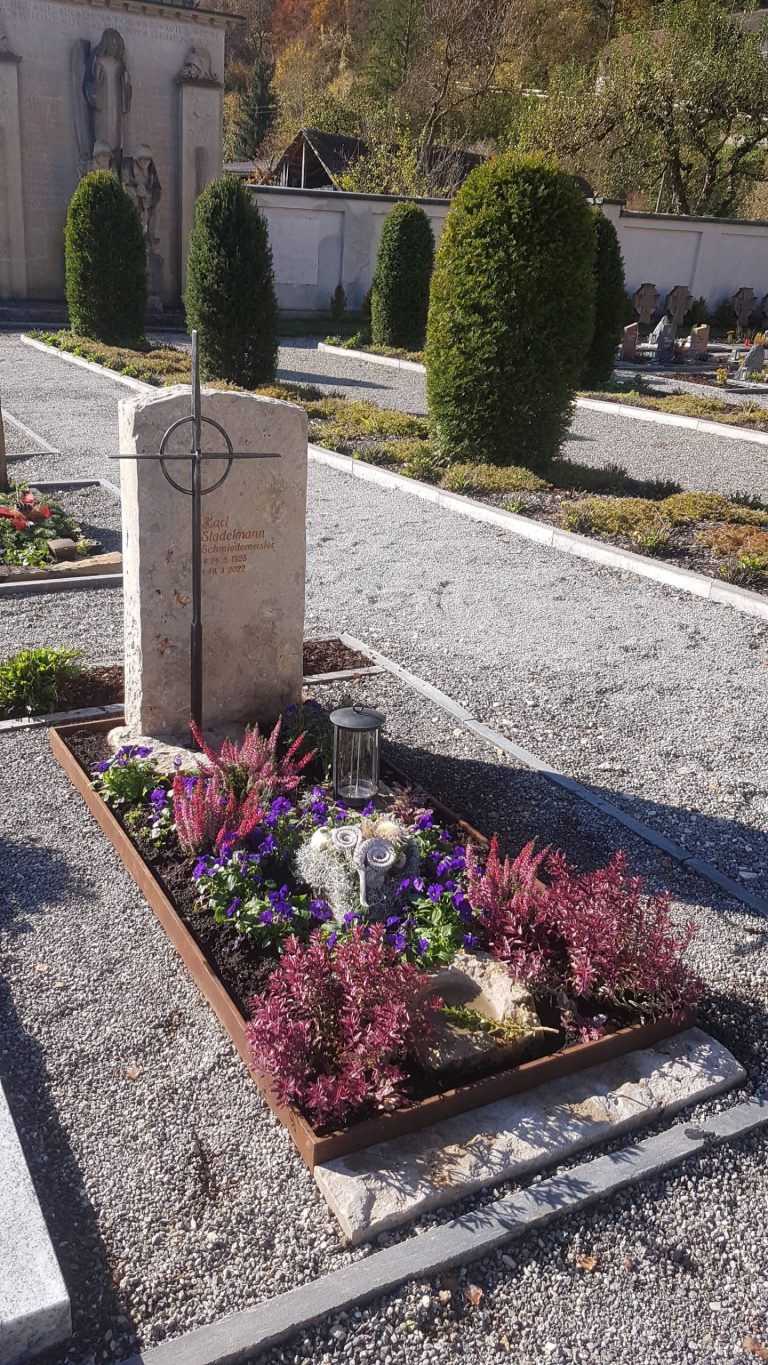 Graue Granit-Stele mit natürlichem Spaltbruch an Kanten und weiß sandgestrahltem Kreuz, STOI