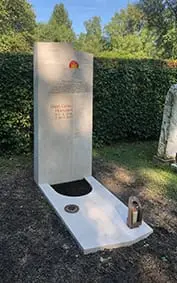 Kalkstein-Stele mit Bodensee-Panorama und Glas-Sonnenuntergang — Ansicht 2