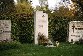 Kalkstein-Stele mit Bodensee-Panorama und Glas-Sonnenuntergang — Ansicht 3