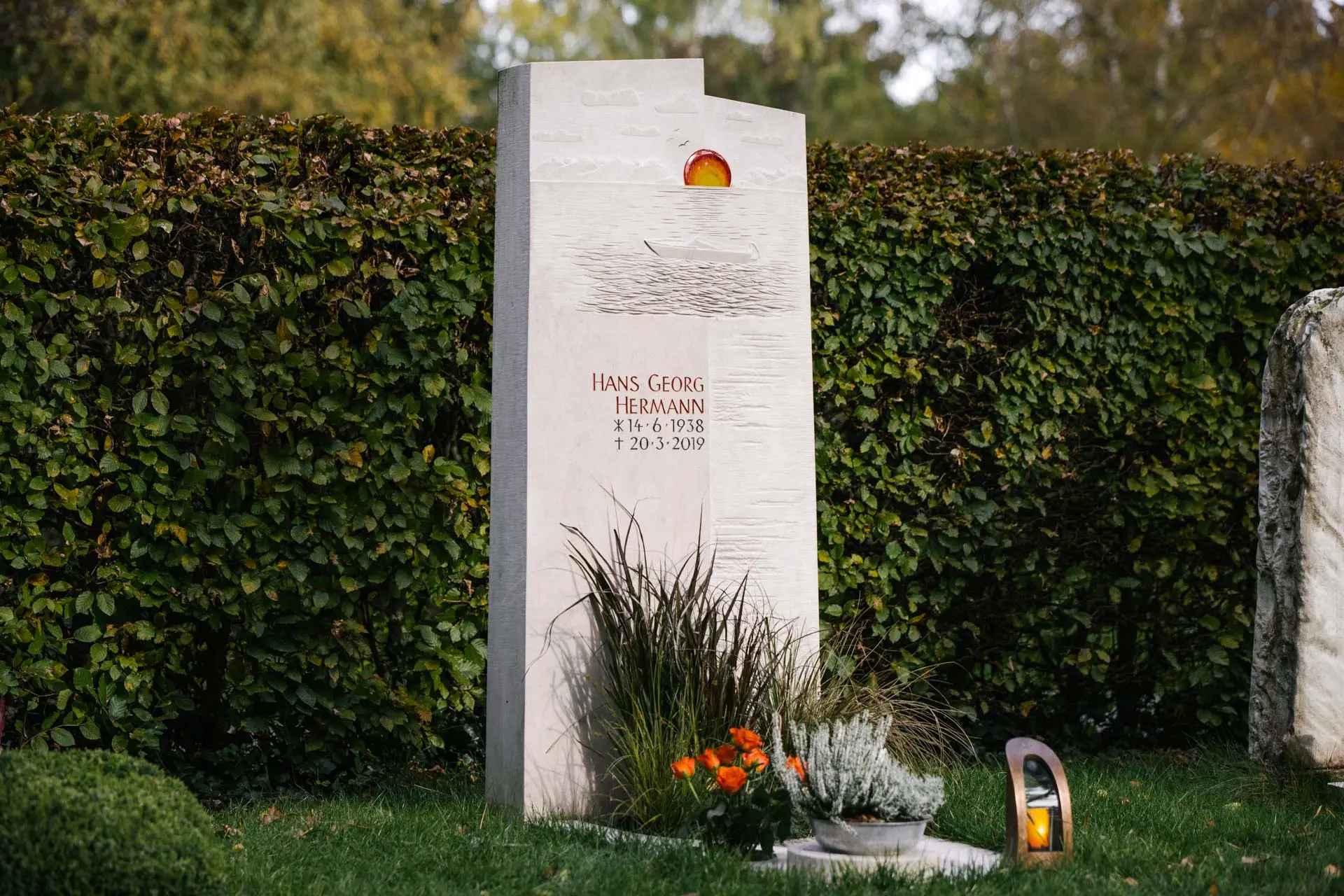 H 180 Kalkstein-Stele mit Bodensee-Panorama und Glas-Sonnenuntergang