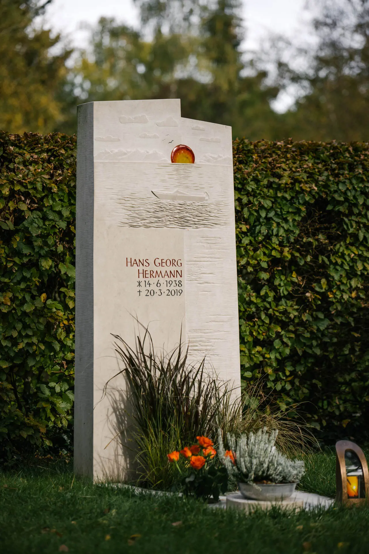 H 180 Kalkstein-Stele mit Bodensee-Panorama und Glas-Sonnenuntergang