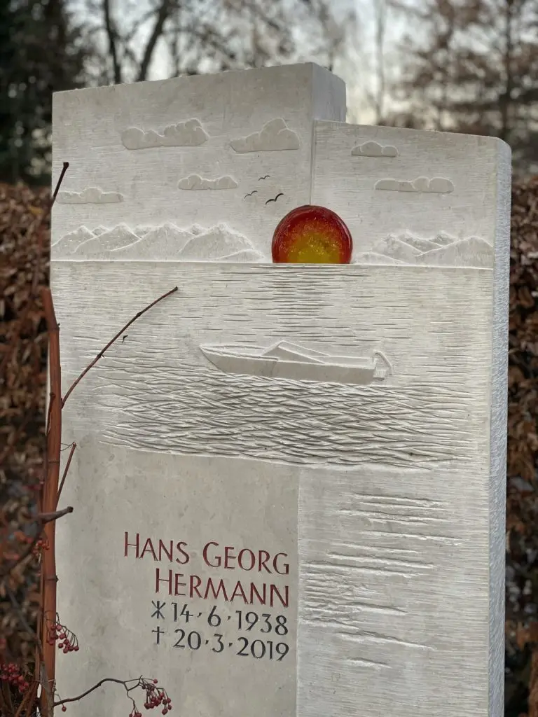 H 180 Kalkstein-Stele mit Bodensee-Panorama und Glas-Sonnenuntergang