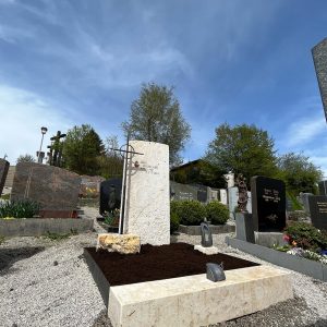 Großzügige Grabanlage aus hellem Muschelkalk mit aufrechter Stele und flachem Liegestein, STOI