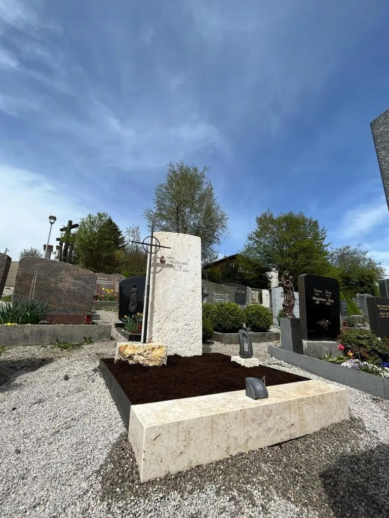 Großzügige Grabanlage aus hellem Muschelkalk mit aufrechter Stele und flachem Liegestein, STOI