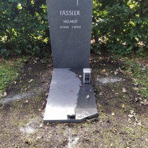 Handwerklicher Grabstein mit Natursteinstruktur H 184 — STOI Steinmetzwerkstatt Kempten