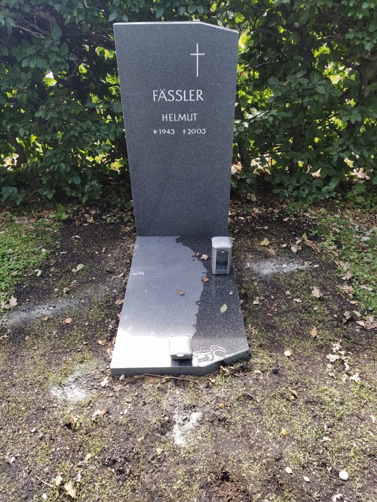 Handwerklicher Grabstein mit Natursteinstruktur H 184 — STOI Steinmetzwerkstatt Kempten