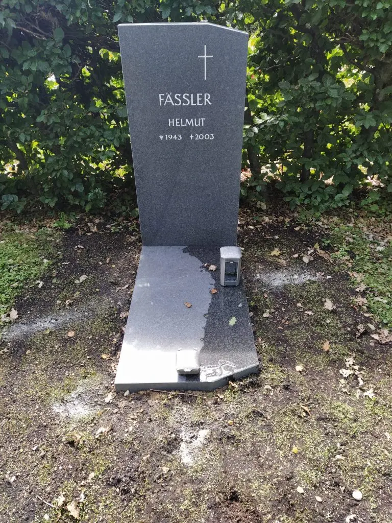 Handwerklicher Grabstein mit Natursteinstruktur H 184 — STOI Steinmetzwerkstatt Kempten