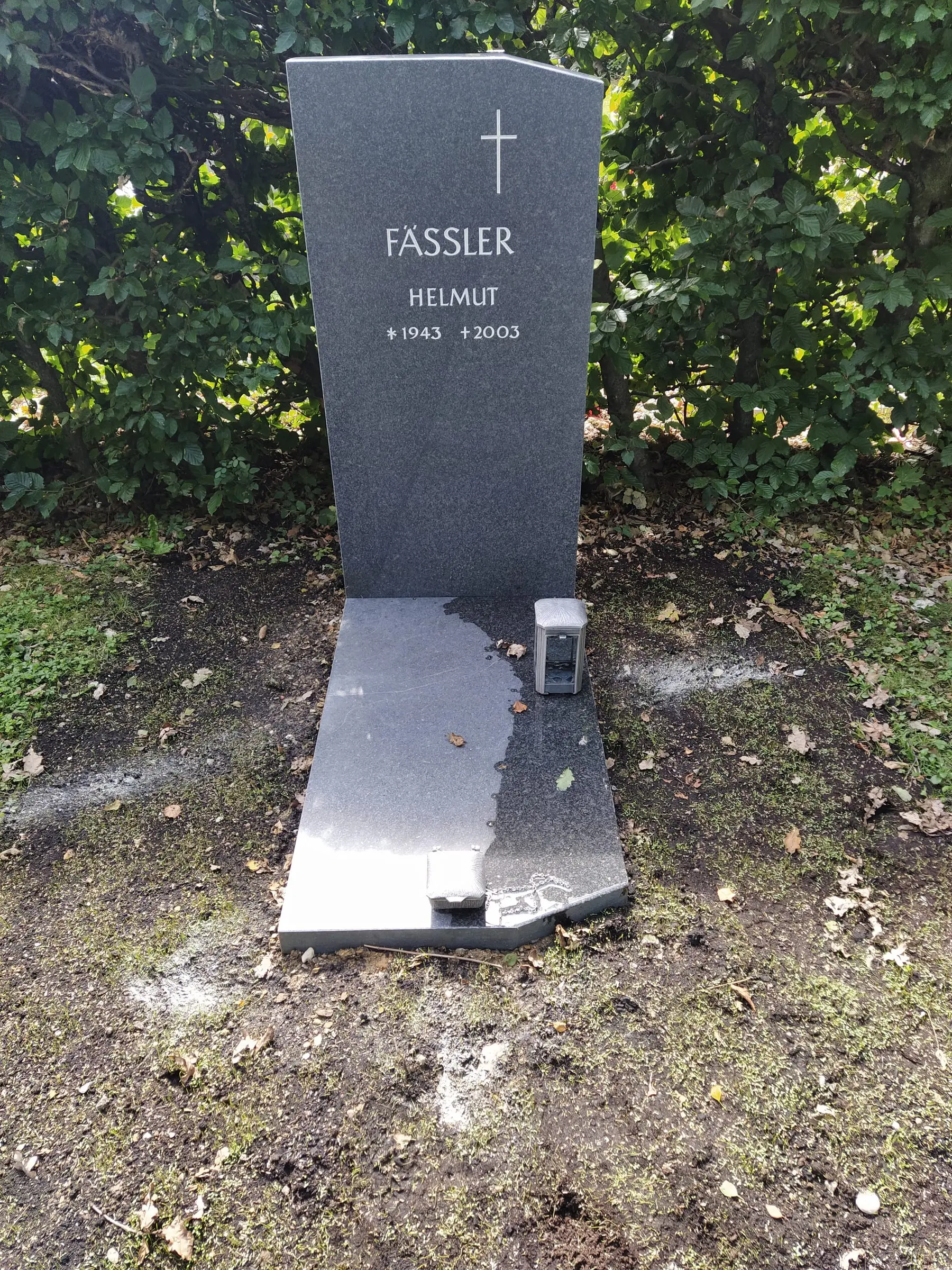Handwerklicher Grabstein mit Natursteinstruktur H 184 — STOI Steinmetzwerkstatt Kempten