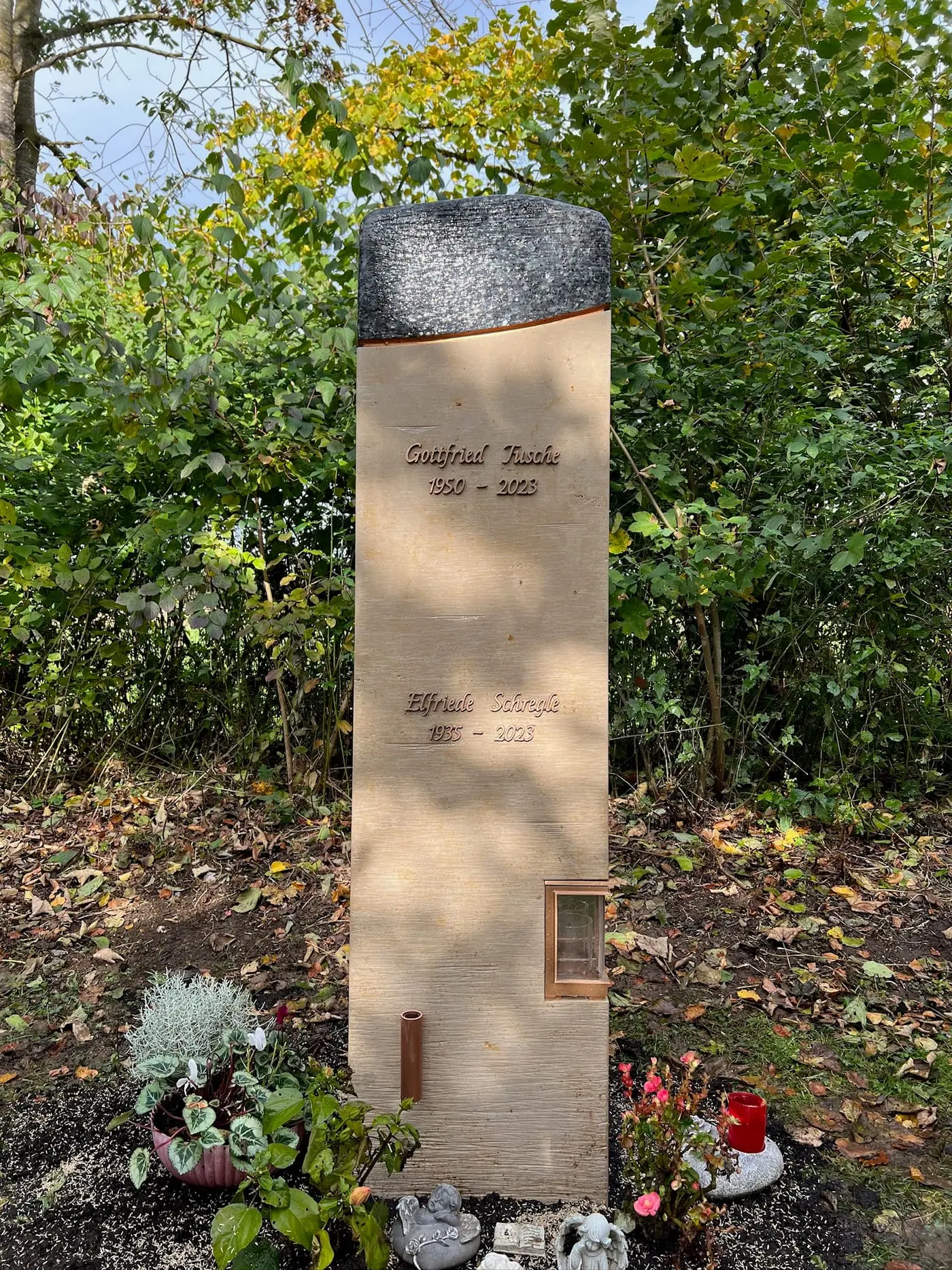 Doppelgrabstein aus warmem Sandstein mit handgemalten Tusche-Lauben-Motiven und integriertem Kerzenhalter – Ansicht 2