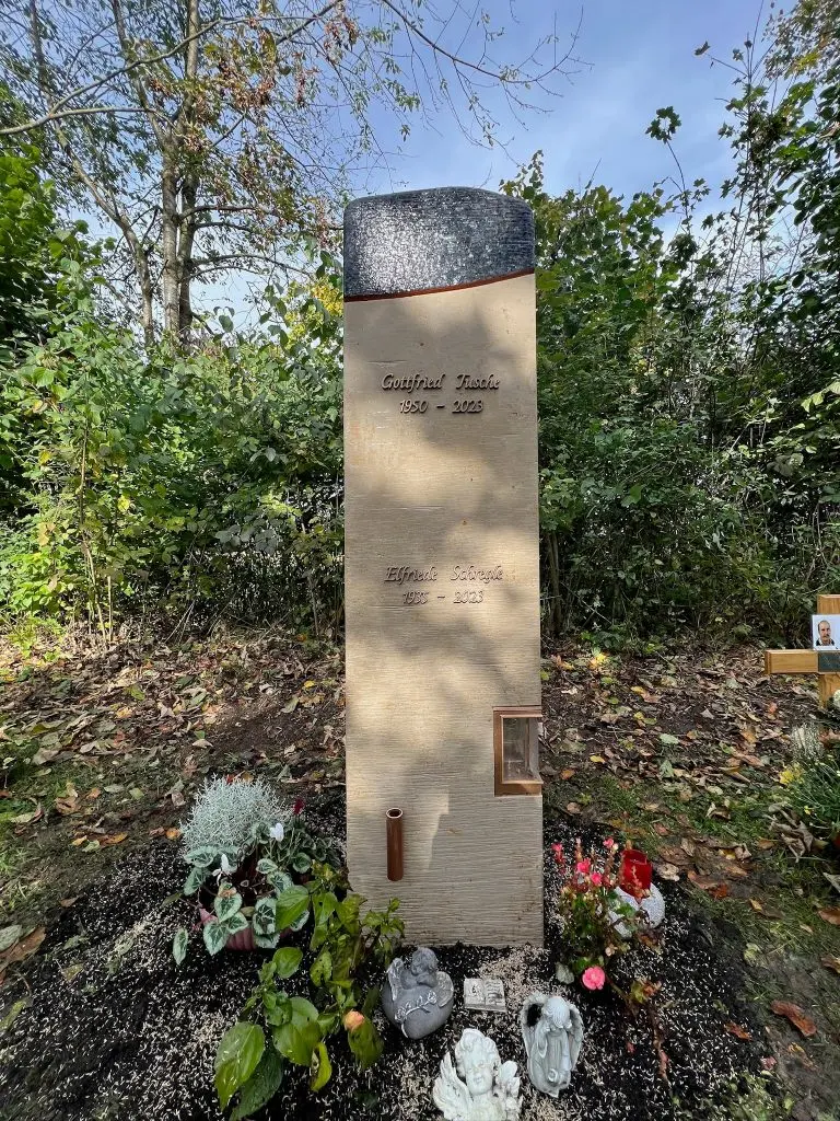 Doppelgrabstein aus warmem Sandstein mit handgemalten Tusche-Lauben-Motiven und integriertem Kerzenhalter