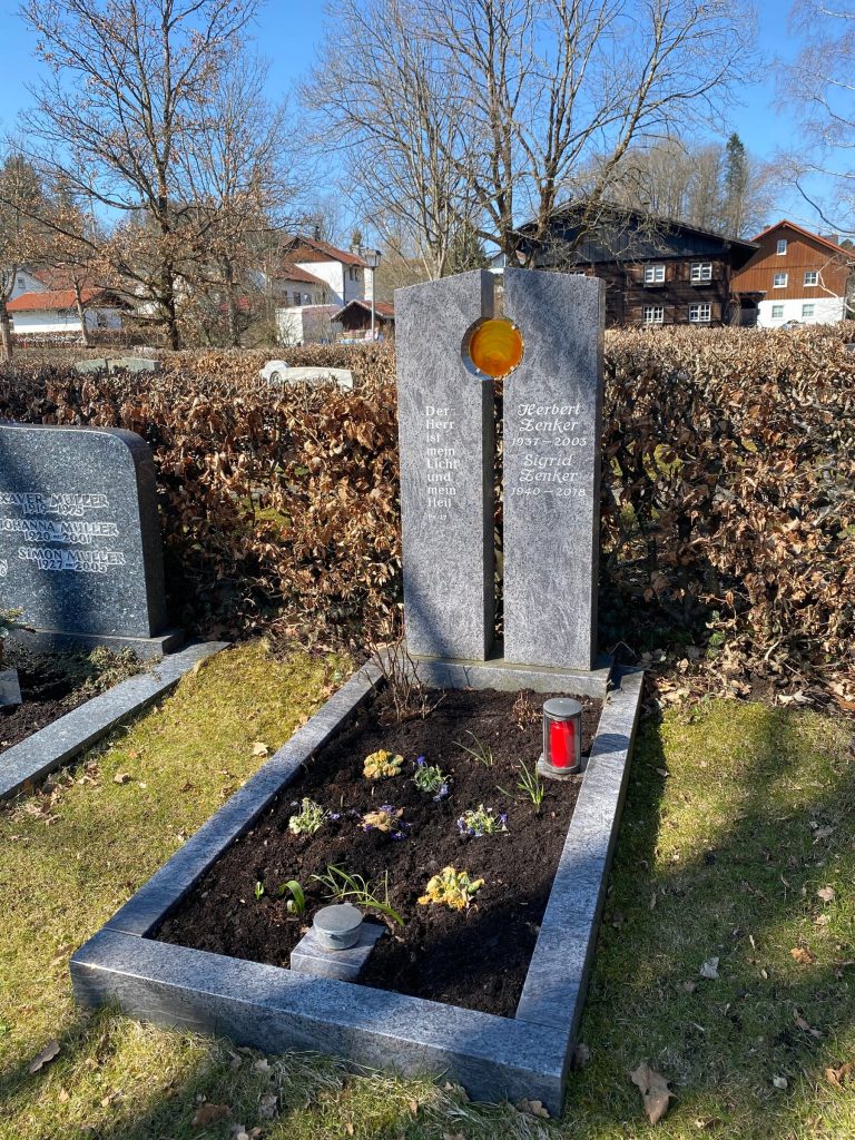 H 202 | Besonderes handwerklich bearbeitets Grabmal Berge Kreuz | Grabstein | Doppelgrab
