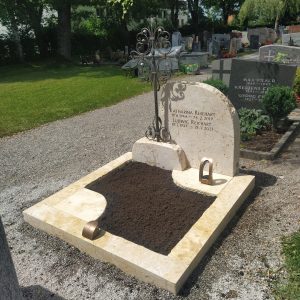 H 203 | schöner besonders polierter Grabstein Grabmal mit Kreuz hell Naturstein | Doppelgrab | Steinmetzwerkstatt Schlienz Kempten Allgäu