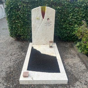H 205 Handwerklicher Grabstein Jura-Kalkstein mit Glas-Sonne eckige Form – STOI Steinmetzwerkstatt