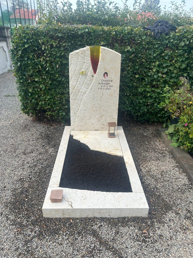 H 205 Handwerklicher Grabstein Jura-Kalkstein mit Glas-Sonne eckige Form – STOI Steinmetzwerkstatt